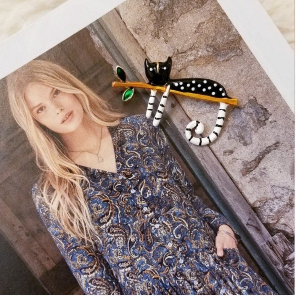 18K Gold Lazy Cat Brooch - Picture 8 of 16